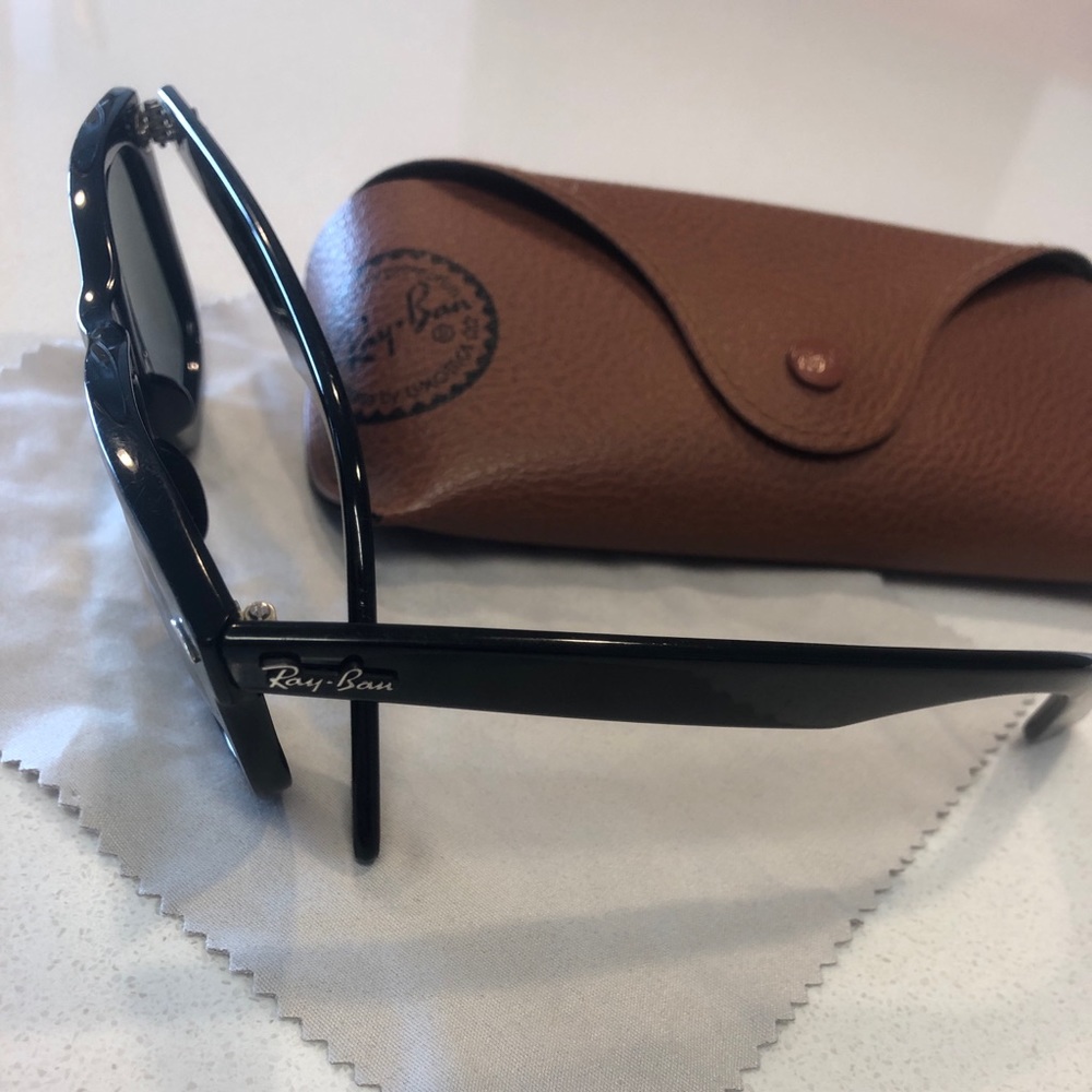 Authentic Ray-Ban Wayfarer. Black. 50-22-150